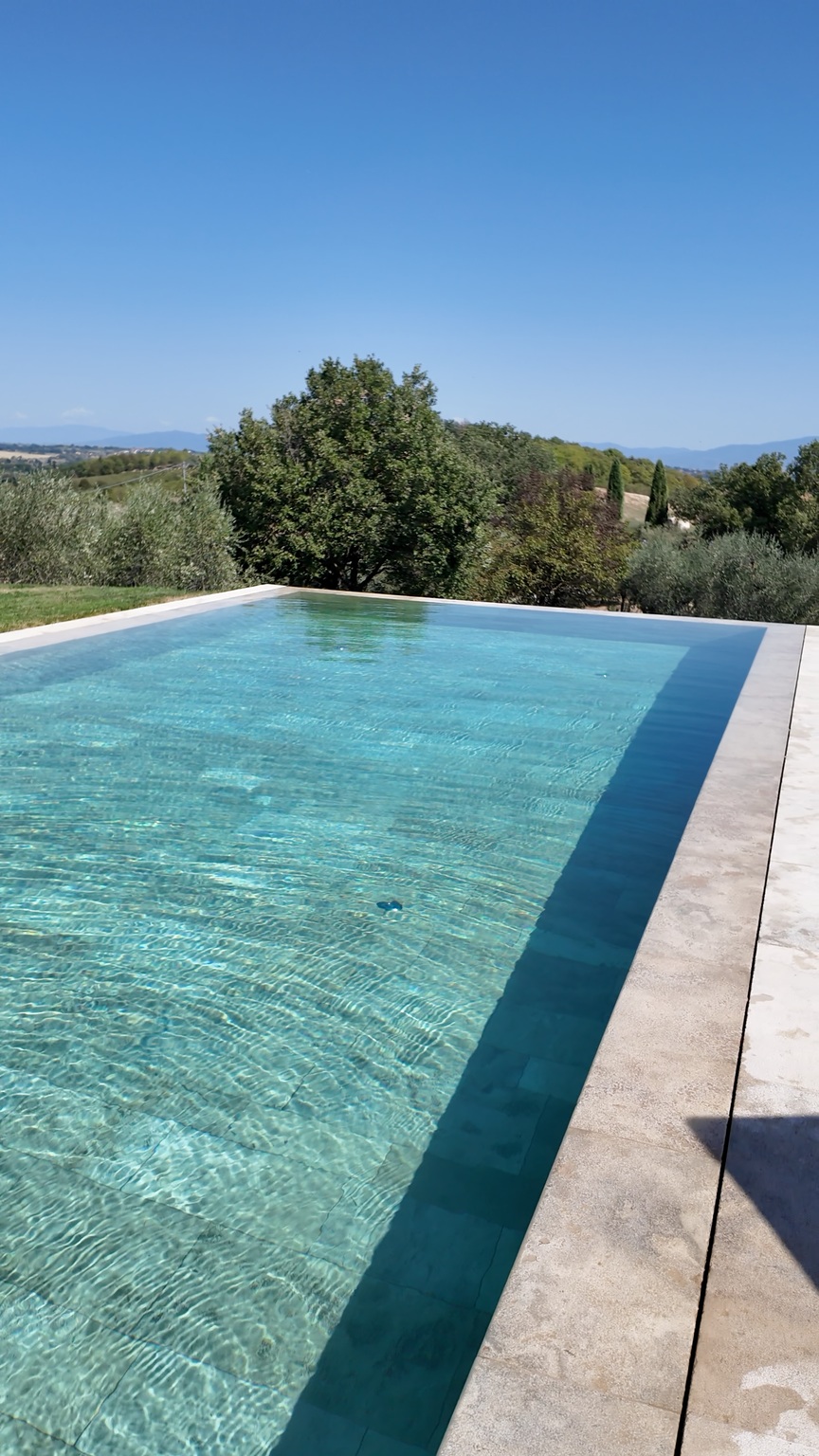 Infinity-Pool mit Blick über die Olivenbäume